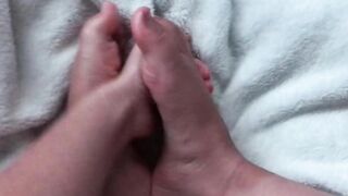I strokes my toes inside oil thinking it's a dick
