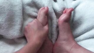I strokes my toes inside oil thinking it's a dick