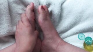 I strokes my toes inside oil thinking it's a dick