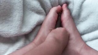 I strokes my toes inside oil thinking it's a dick