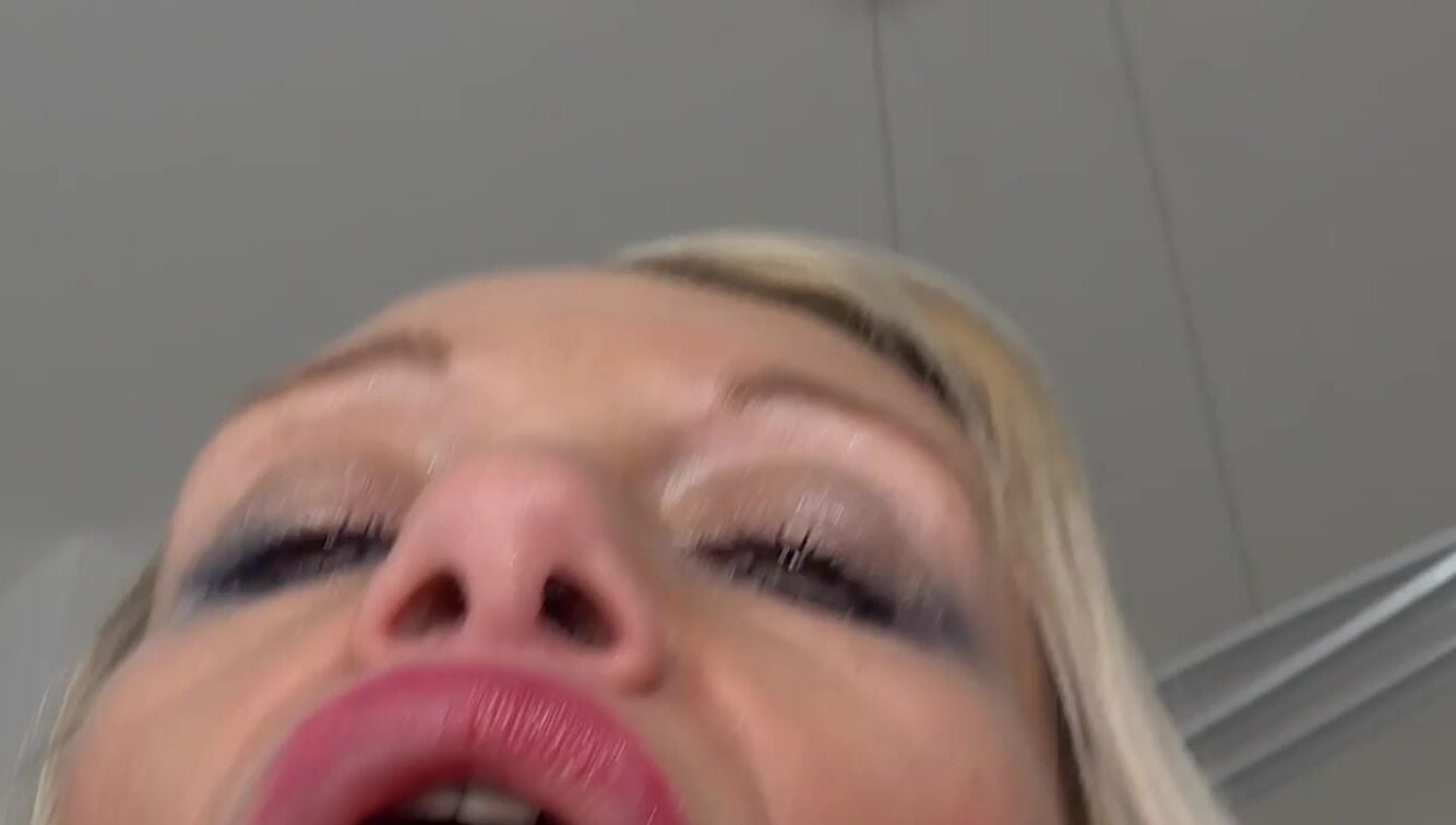 Blondie Babes finger fucking herself